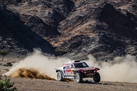 Stéphane Peterhansel le mete 7:18 a un Carlos Sainz que tuvo que abrir pista pero mantiene el liderato del Dakar