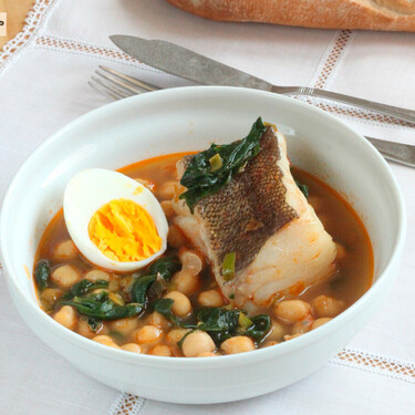 Desarme asturiano, la receta con garbanzos fácil y alta en proteínas para cenar hoy y llevarnos a la oficina mañana