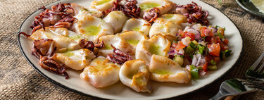 Chipirones a la plancha: una deliciosa receta clásica española, ideal para compartir (aunque te va a costar hacerlo)