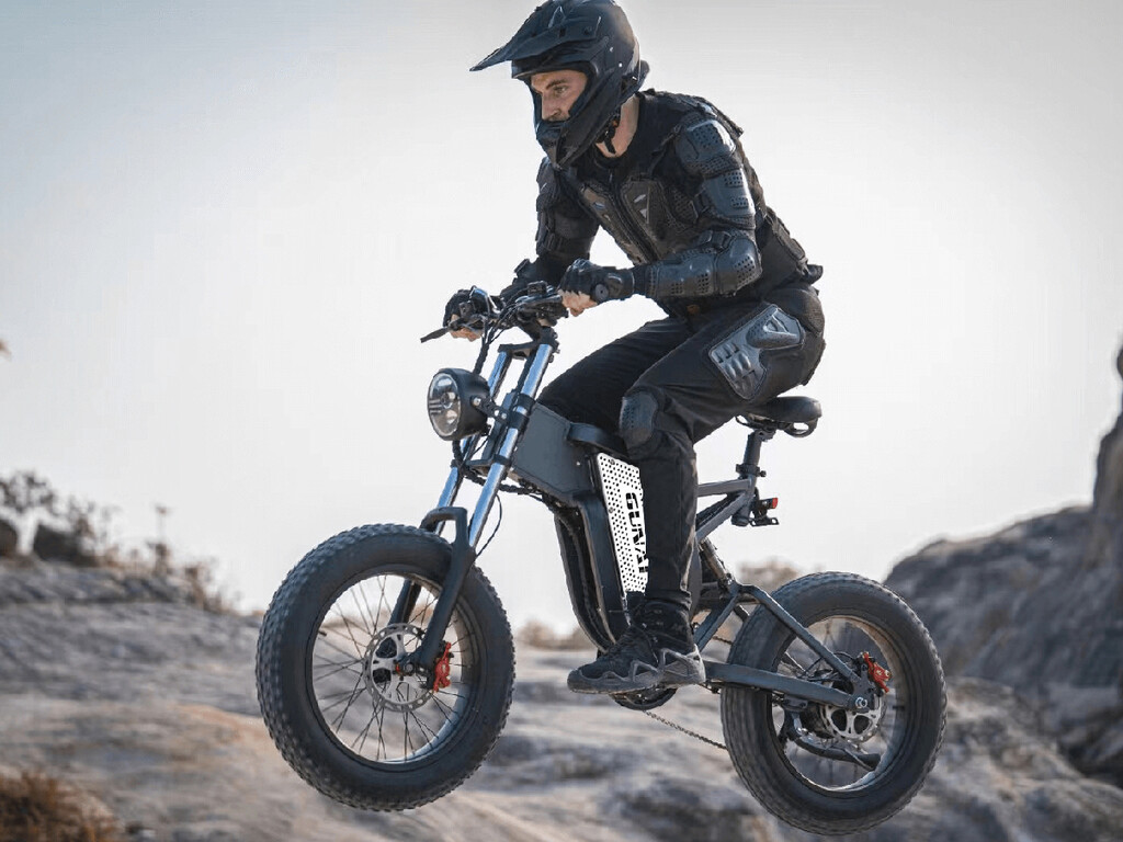 La bici eléctrica más llamativa de MediaMarkt cae a precio mínimo: estética de moto, mucha potencia y autonomía para días enteros 