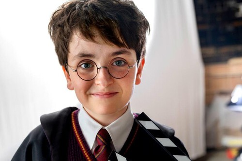 La policía del fandom ya se está fijando en la nueva imagen de Harry Potter en busca de pistas. Concretamente en su cicatriz y su pelo