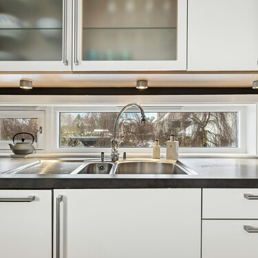 Este sencillo accesorio de dos pisos ordena el armario bajo el fregadero y no deja nada fuera del alcance