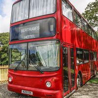 Dormir en un bus de dos pisos y sentirse como en un "cottage" en Devonshire 