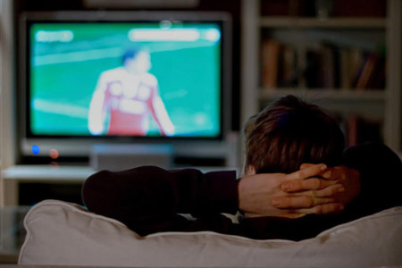 Mirar televisión incrementa el riesgo cardíaco en jóvenes