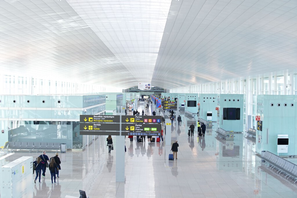 En El Prat no cabe ni un alfiler: las aerolíneas low cost llevan al aeropuerto de Barcelona al límite 