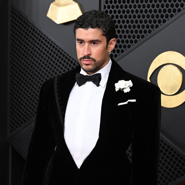 Bad Bunny lleva el primer traje masculino de Schiaparelli en los Grammys 2026