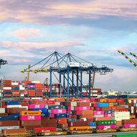 Los aranceles están lastrando las importaciones en barcos de China a EUU y agitan un fantasma: estanterías vacías