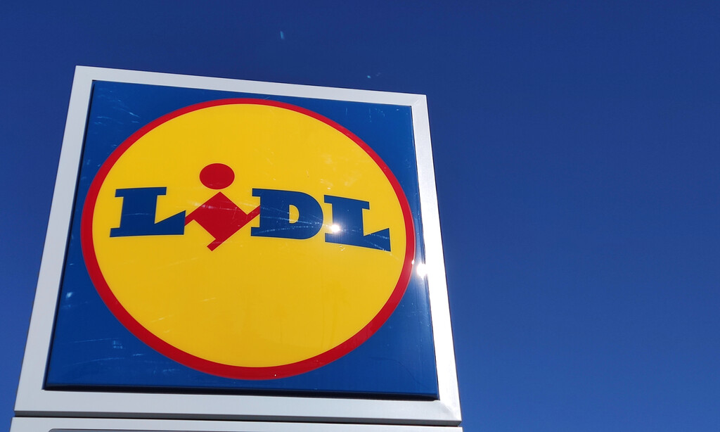 Vuelve a Lidl el toldo sombrilla perfecto para tu terraza o jardín: por menos de 50 euros y muy fácil de instalar 