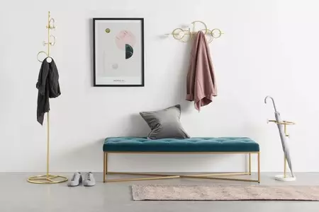 Los percheros más bonitos para desahogar y ordenar el recibidor o el dormitorio están en La Redoute, Made, Kave Home y Amazon