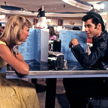 La (horrible) tendencia en relaciones que vuelve desde los años 70: Sandy ya vivió el "pocketing" en 'Grease'. Y puede que tú lo estés viviendo ahora 
