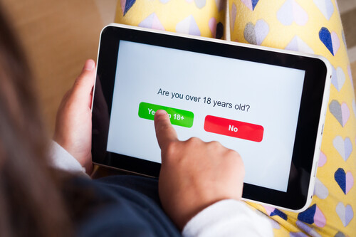 Pessoa mexendo em tablet que pergunta idade. Créditos:	Flavio Coelho/GettyImages