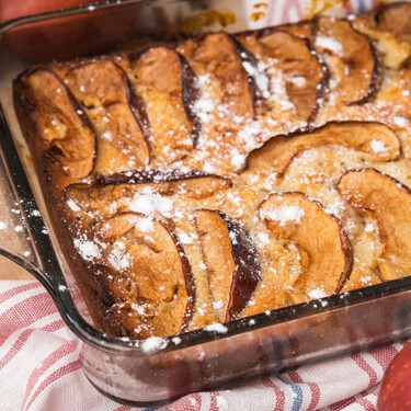 Panqué de manzana con dos ingredientes, sin harina ni azúcar: ideal para acompañar tu café
