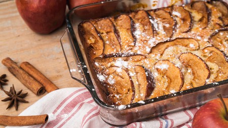 Panqué de manzana con dos ingredientes, sin harina ni azúcar: ideal para acompañar tu café
