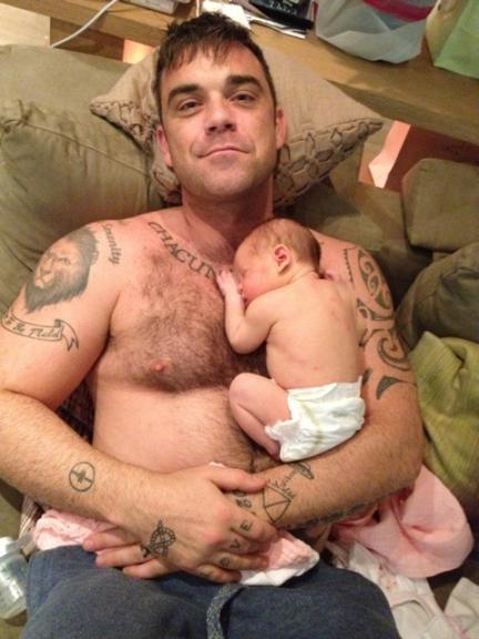Papás de portada: Robbie Williams con su bebé, ¡qué tiernos!