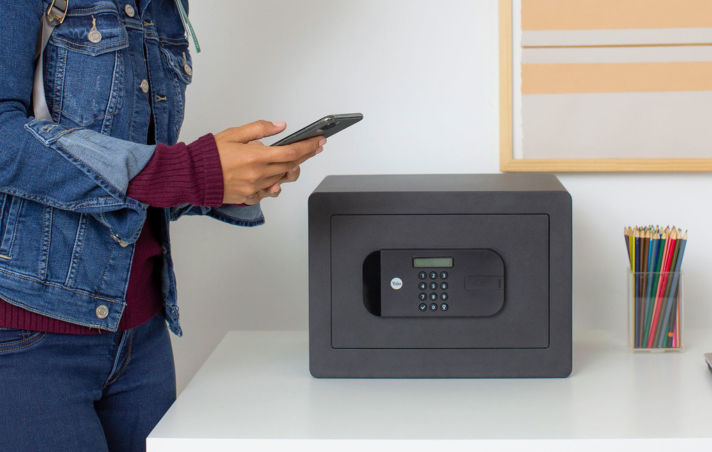 Esta caja fuerte de Yale también es inteligente: se conecta al móvil para poder controlar el acceso aunque no estemos cerca