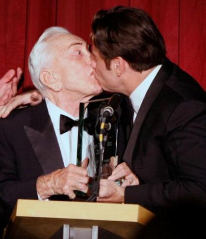 John Travolta le planta un besazo a Kirk Douglas