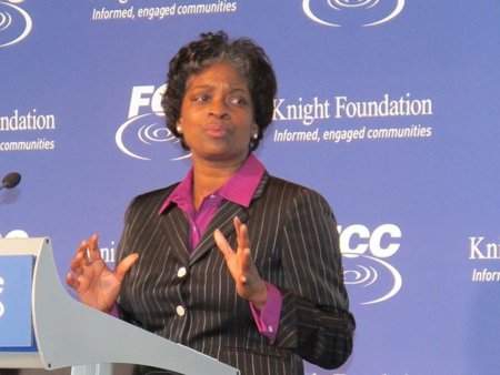 La comisaria demócrata en la FCC advierte que 'no podemos permitirnos dejar a los que menos tienen sin Internet'