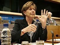 Neelie Kroes no se fía de las autoridades nacionales