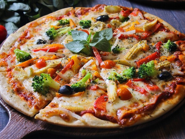 Cómo hacer que una pizza congelada sepa mejor: 3 trucos que sí funcionan para que quede deliciosa