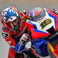 Álvaro Bautista lideró en Barcelona, hasta que su Honda CBR1000RR-R decidió escupirle