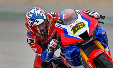 Álvaro Bautista lideró en Barcelona, hasta que su Honda CBR1000RR-R decidió escupirle