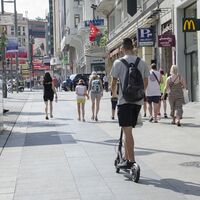 Más de la mitad de usuarios de patinetes eléctricos desconoce la normativa (una normativa que sigue siendo un caos)
