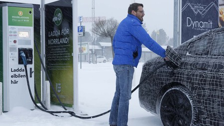 Carga de coche con nieve