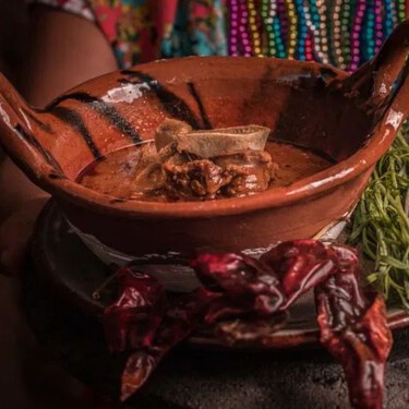 Mole de caderas en 700 pesos este 2025: por qué es tan caro este platillo típico de Puebla y de la Mixteca