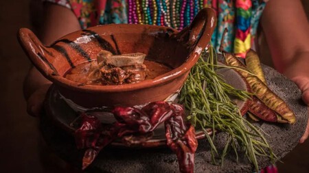 Mole de caderas en 700 pesos este 2025: por qué es tan caro este platillo típico de Puebla y de la Mixteca