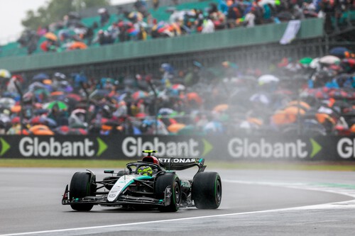 Lewis Hamilton se reencuentra con la victoria tres años después para desatar la locura en el caos de Silverstone 