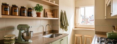 Ni blanco ni gris: los colores que son tendencia este 2026 para que las cocinas pequeñas se vean más amplias