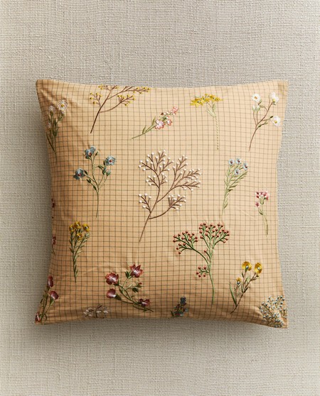 FUNDA COJÍN FLORES BORDADAS