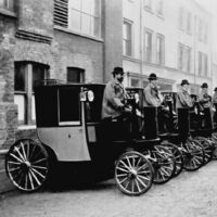 El primer conductor borracho multado en la historia fue un taxista hace 130 años: conducía un auto eléctrico 