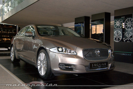 El Premier británico se seguirá moviendo en Jaguar XJ