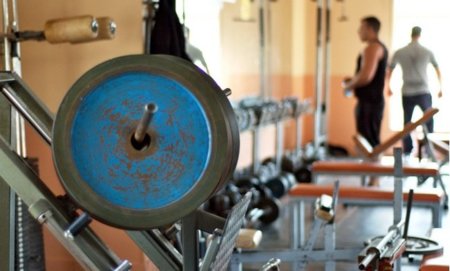 Empezar a muscular, ¿con máquinas o con peso libre?