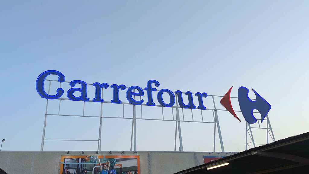 El set de mesa, banco y sillas de Carrefour que está en liquidación y es perfecto para terrazas estrechas, patios y porches