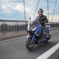 Por 6.699 euros, el Yamaha X-MAX 400 quiere reinar en la ciudad (si el T-MAX se lo permite)
