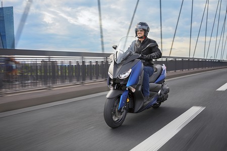 Por 6.699 euros, el Yamaha X-MAX 400 quiere reinar en la ciudad (si el T-MAX se lo permite)