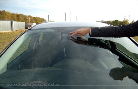 Sistema de mantiene el vehículo en su carril