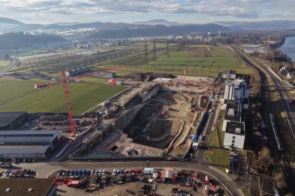 Suiza está excavando un foso de 27 metros de profundidad y más largo que dos campos de fútbol: todo para una batería gigante