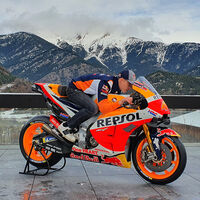 Honda sorprende a Pol Espargaró llevándole a casa su nueva moto, pero tendrá que esperar para poder probarla