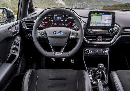 El olor a coche nuevo no gusta en China, y Ford quiere ponerle remedio "horneando" sus coches al sol