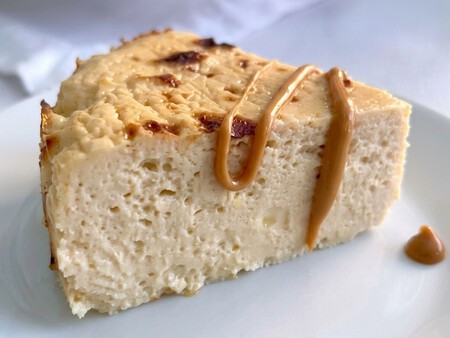 Cómo hacer una tarta de queso crema y plátano sin azúcar con solo 4 ingredientes: queda ultra cremosa