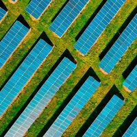 El muro invisible de la transición energética: España produce más electricidad limpia que nunca, pero no la aprovecha y la factura de la luz no baja