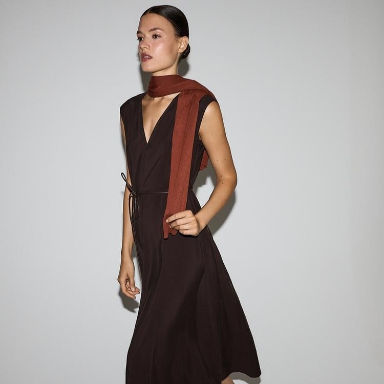 Vestido midi con cinturón

