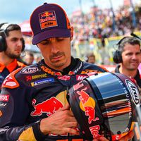 Lío a la vista en KTM. Se van a quedar en MotoGP, pero menos implicados en el Tech3, y eso podría obligarles a renegociar con sus pilotos 