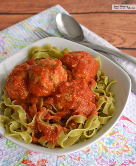 Albóndigas de pollo con calabacita. Receta en olla de cocción lenta