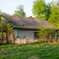 Esta família italiana resolveu viver apenas com painéis solares, água de poço e uma horta; parecia ótimo, até que o tribunal tirou seus filhos 