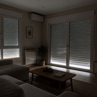 Cerrar ventanas y persianas parecía la defensa perfecta contra el polvo en verano. El aire caliente le da la vuelta a esa lógica