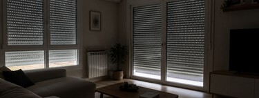 Cerrar ventanas y persianas parecía la defensa perfecta contra el polvo en verano. El aire caliente le da la vuelta a esa lógica